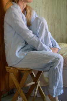 Pyjamas in linen light blue